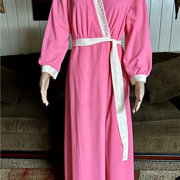 Vintage • 1970’s • Pink/ White • Size Medium • Robe • Floral • Embroidery - Picture 6 of 16